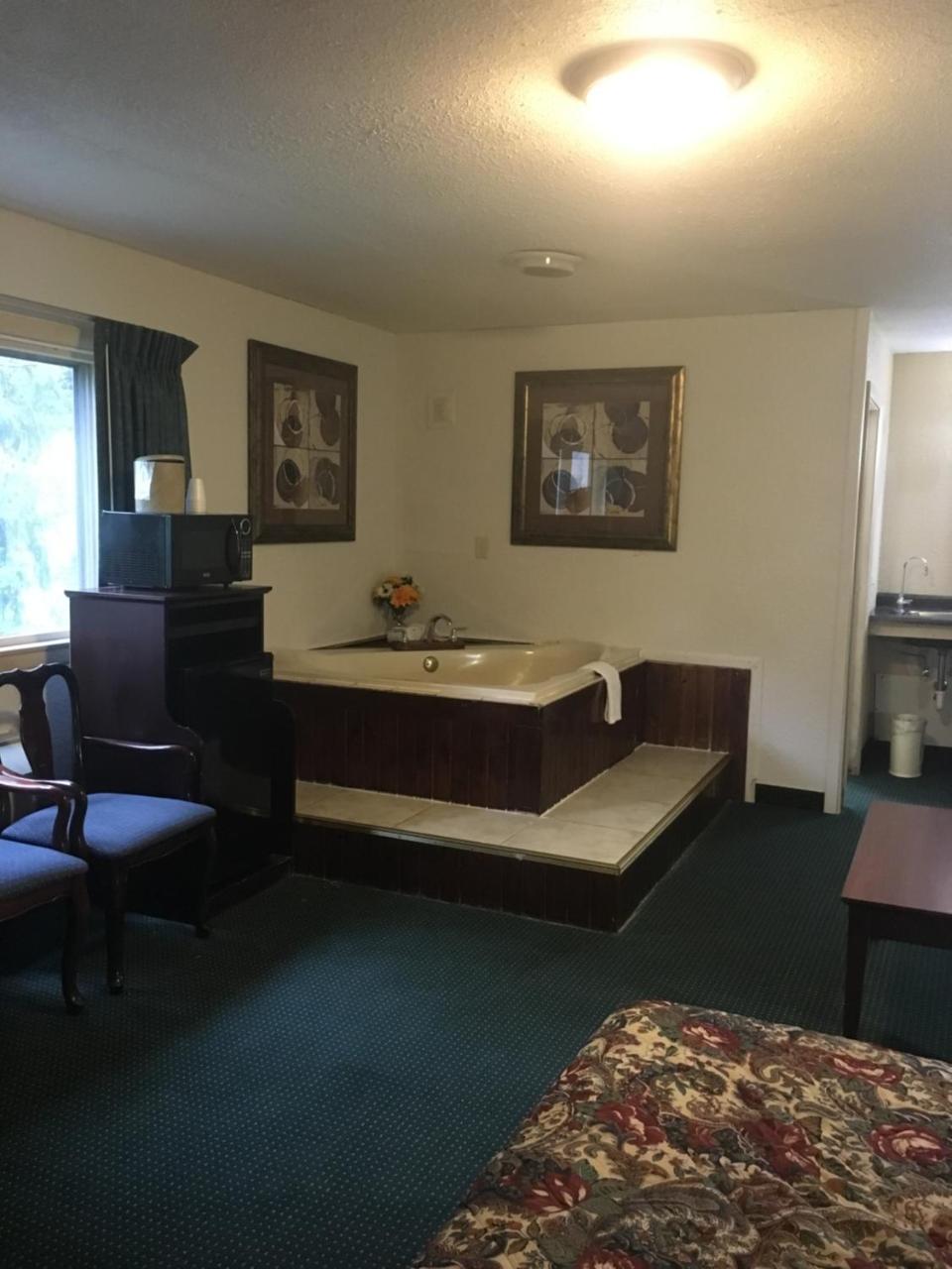 Rapids Inn & Suites Wisconsin Rapids Esterno foto