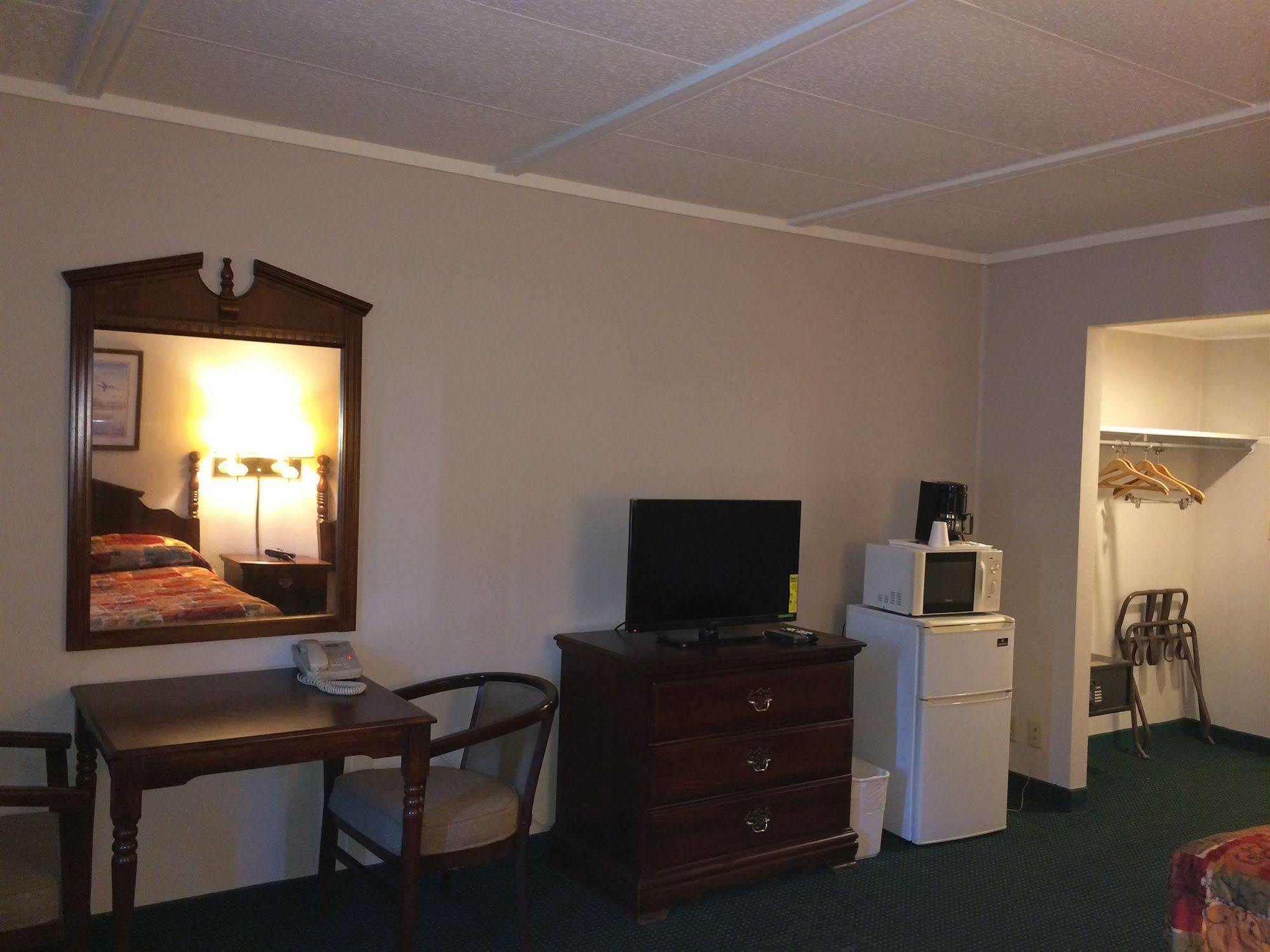 Rapids Inn & Suites Wisconsin Rapids Esterno foto