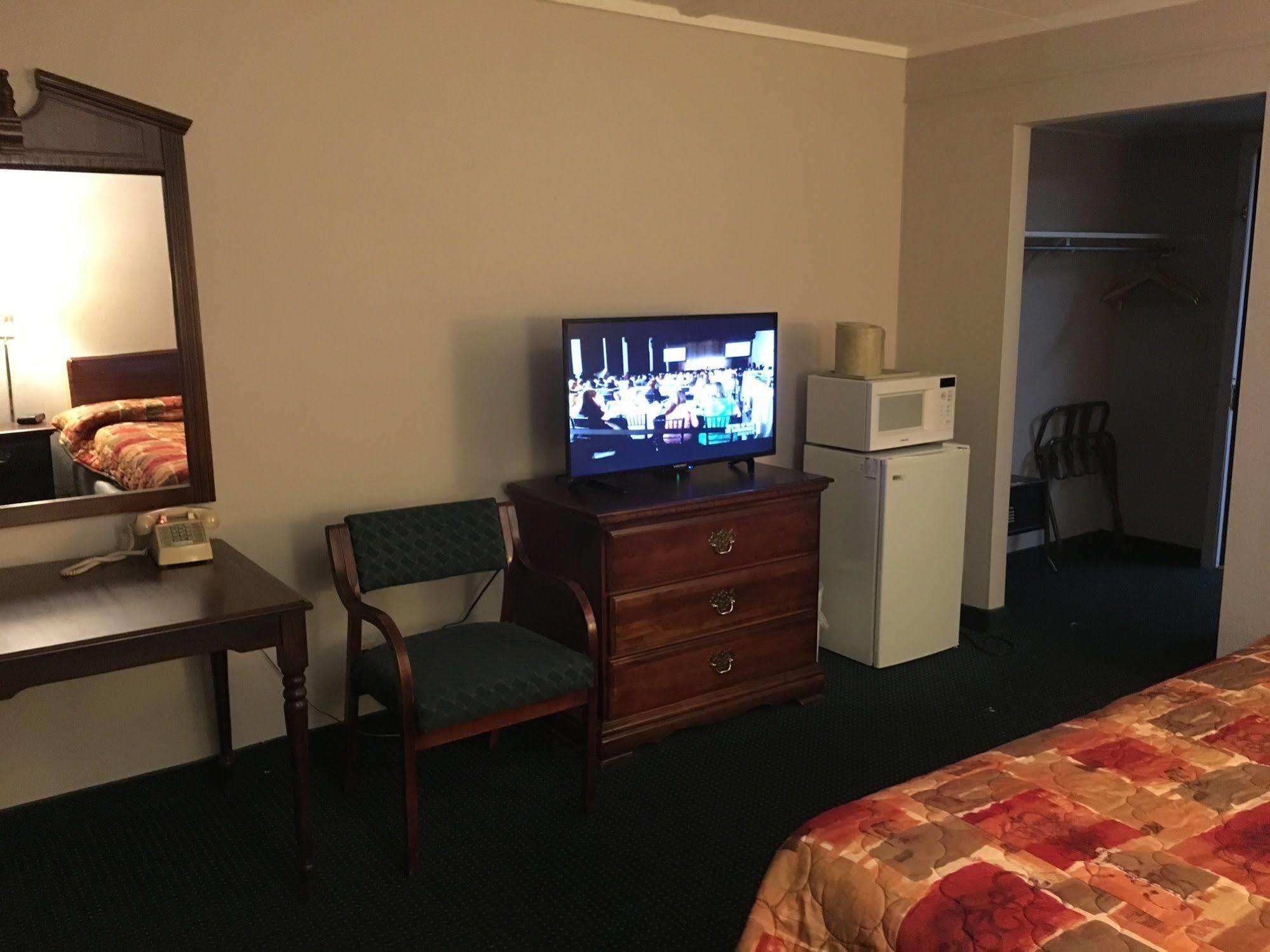 Rapids Inn & Suites Wisconsin Rapids Esterno foto