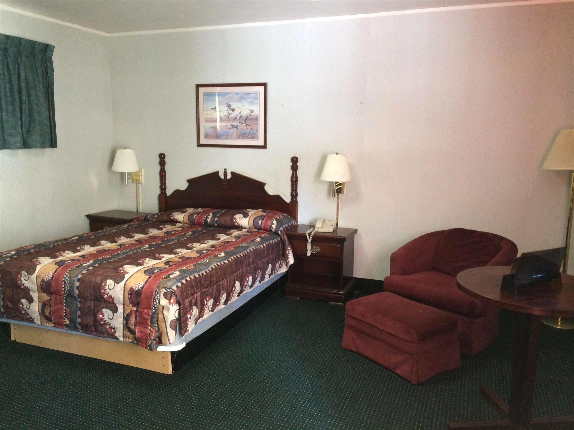 Rapids Inn & Suites Wisconsin Rapids Esterno foto