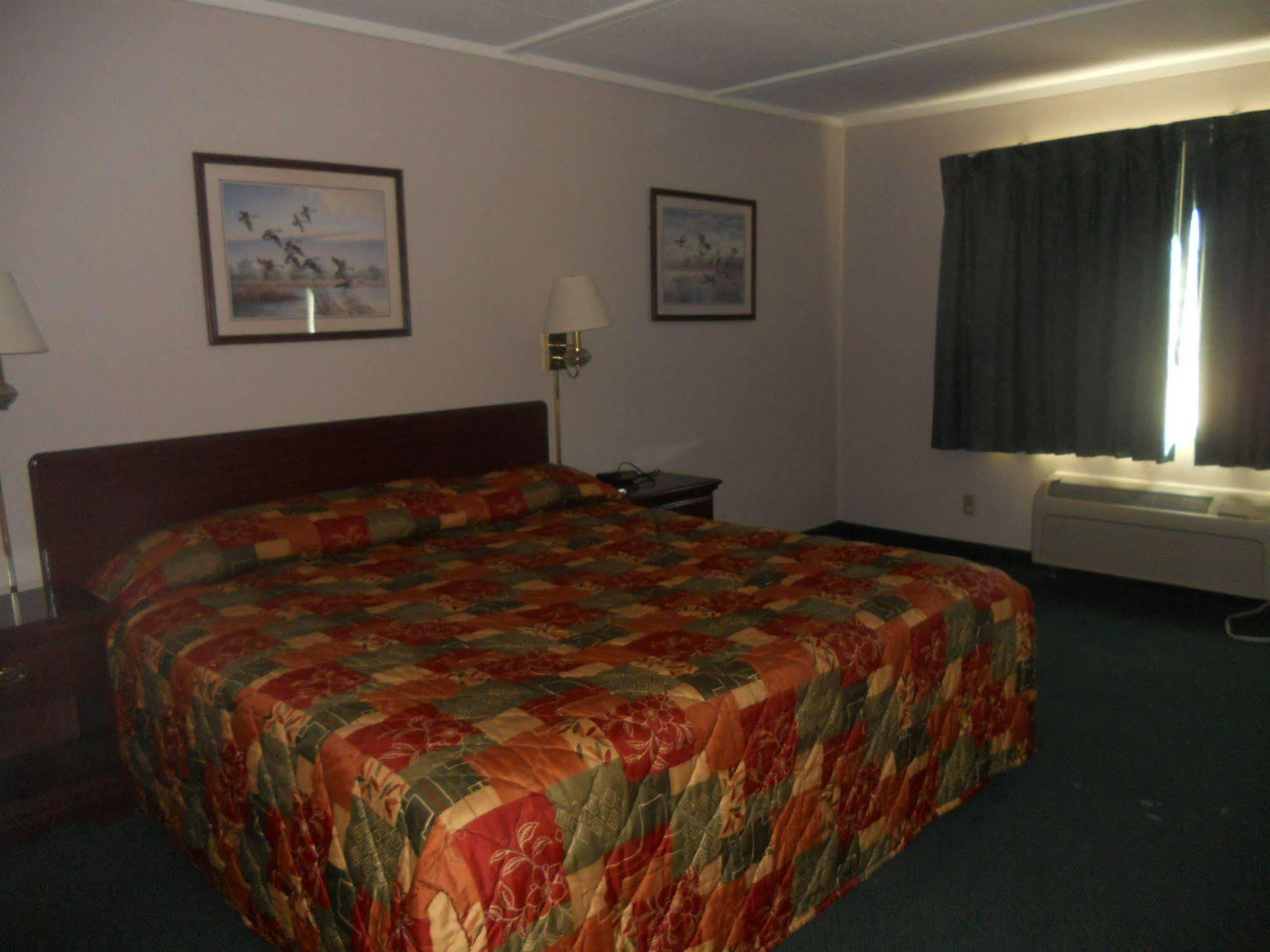 Rapids Inn & Suites Wisconsin Rapids Esterno foto
