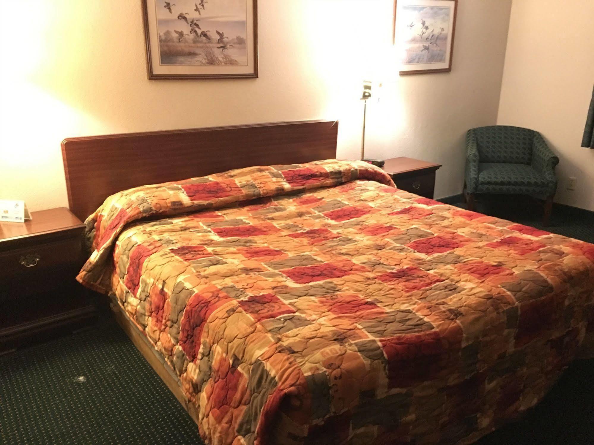 Rapids Inn & Suites Wisconsin Rapids Esterno foto