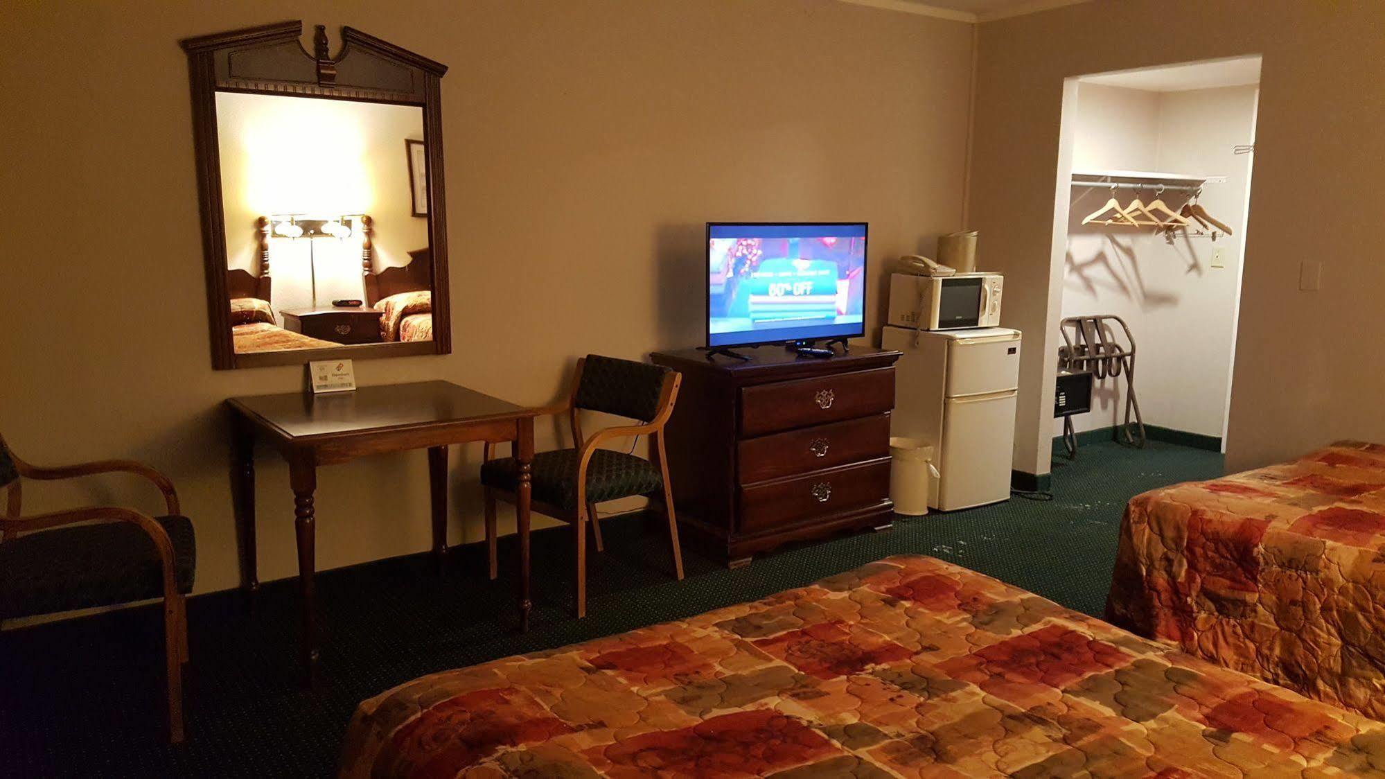 Rapids Inn & Suites Wisconsin Rapids Esterno foto