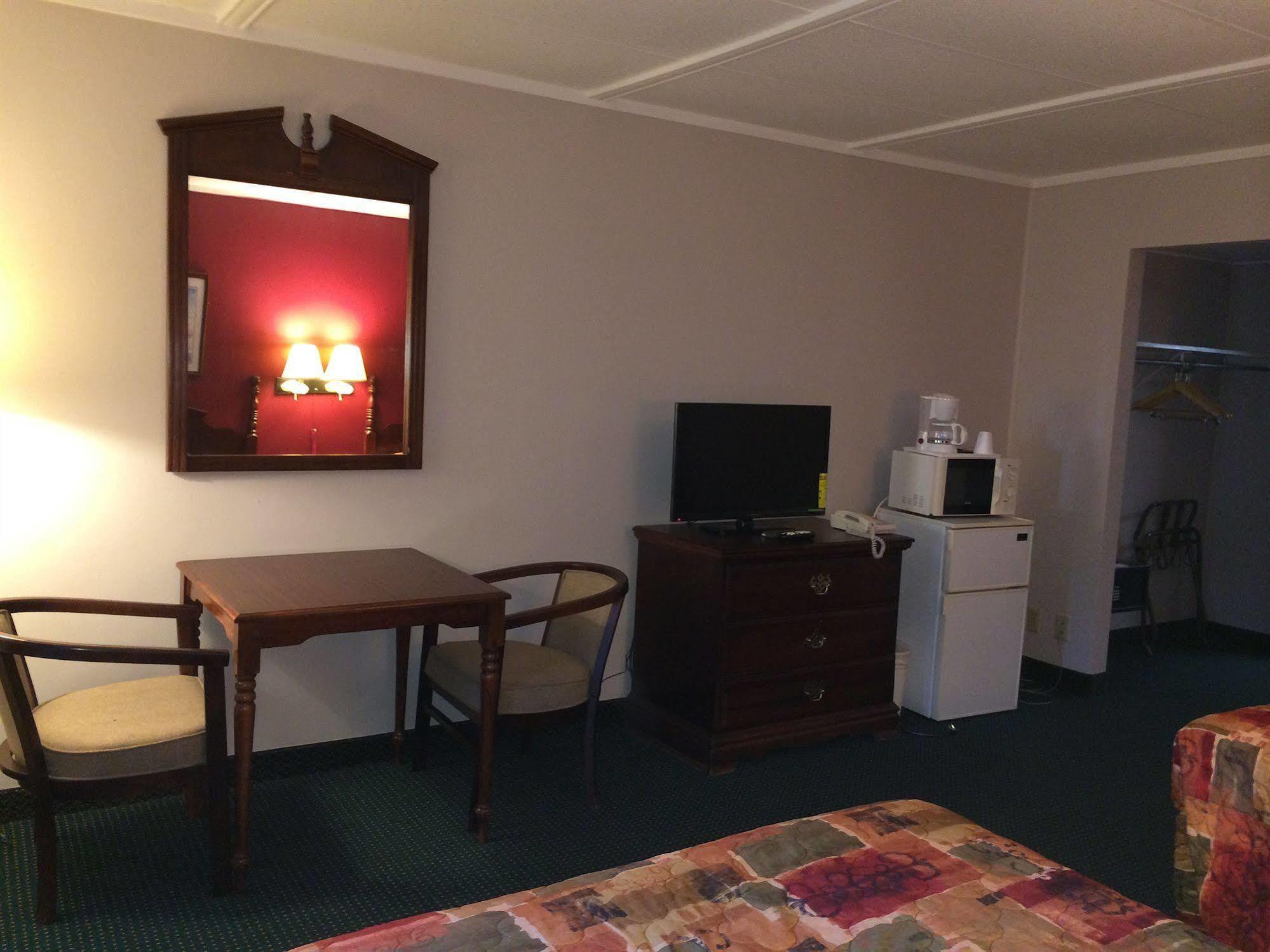 Rapids Inn & Suites Wisconsin Rapids Esterno foto