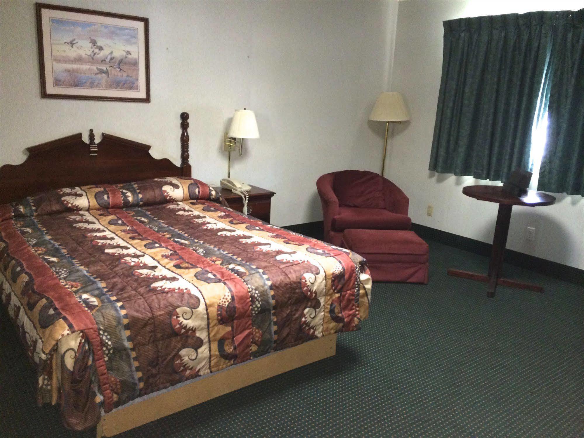 Rapids Inn & Suites Wisconsin Rapids Esterno foto