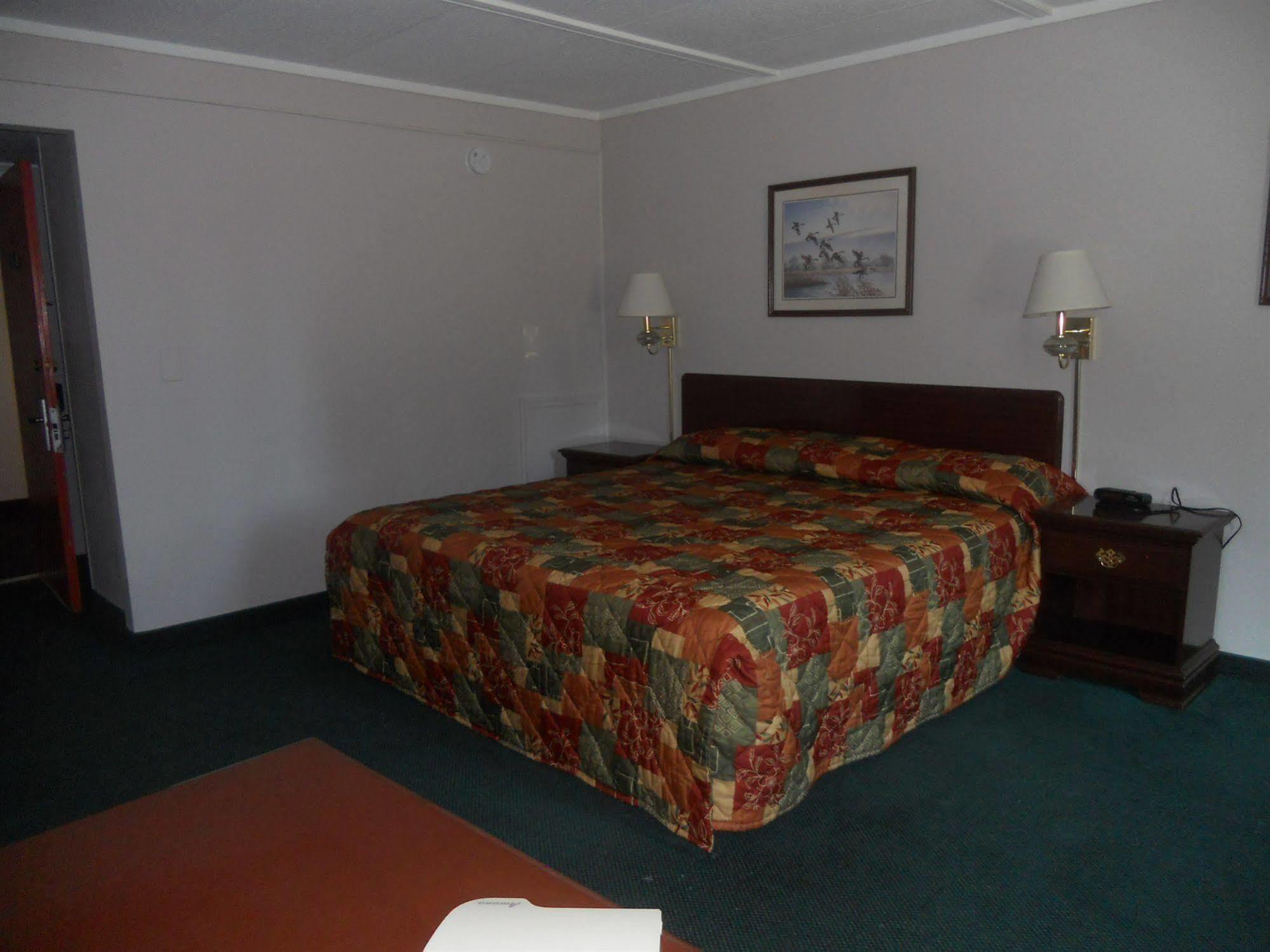 Rapids Inn & Suites Wisconsin Rapids Esterno foto