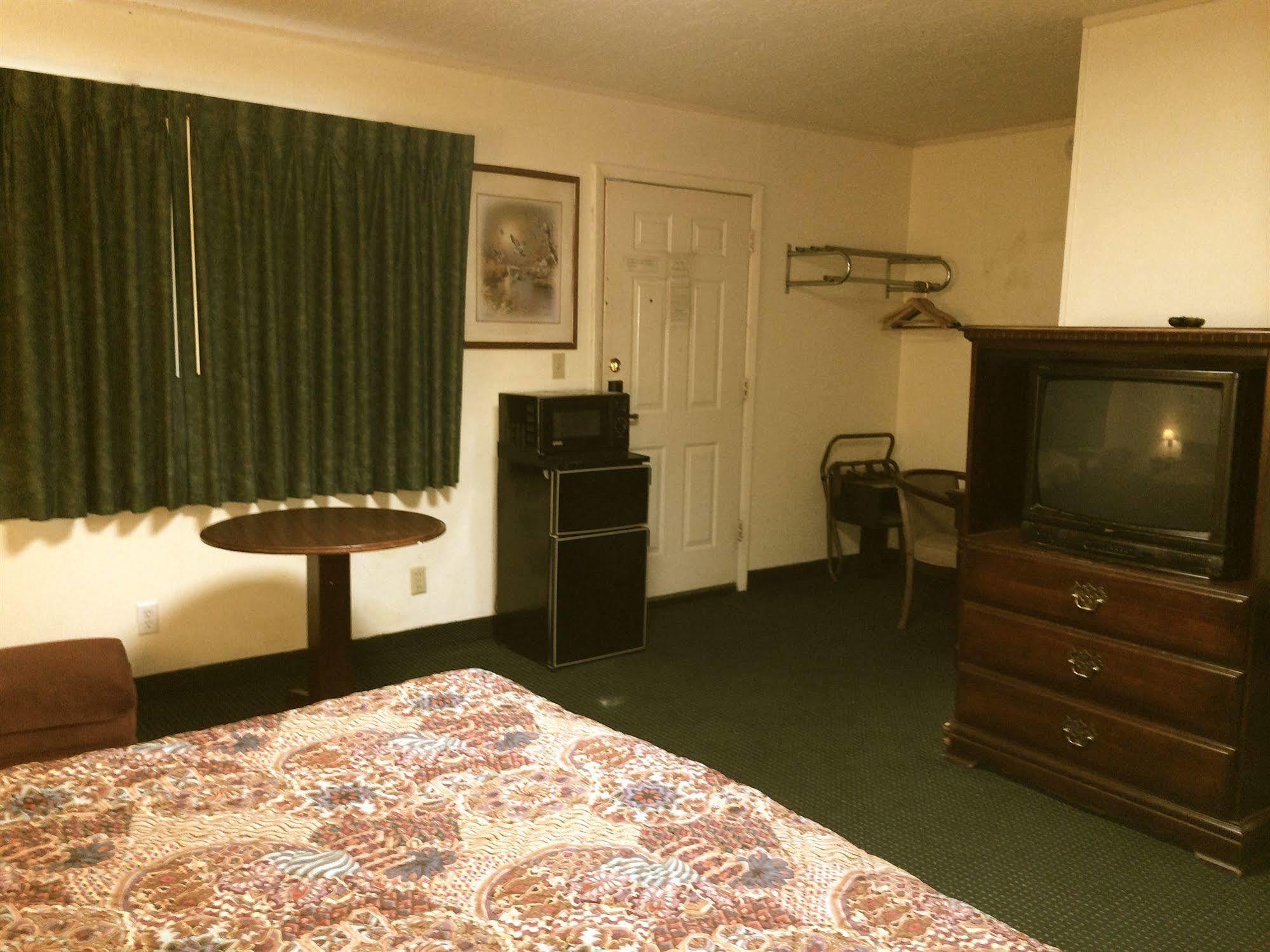 Rapids Inn & Suites Wisconsin Rapids Esterno foto