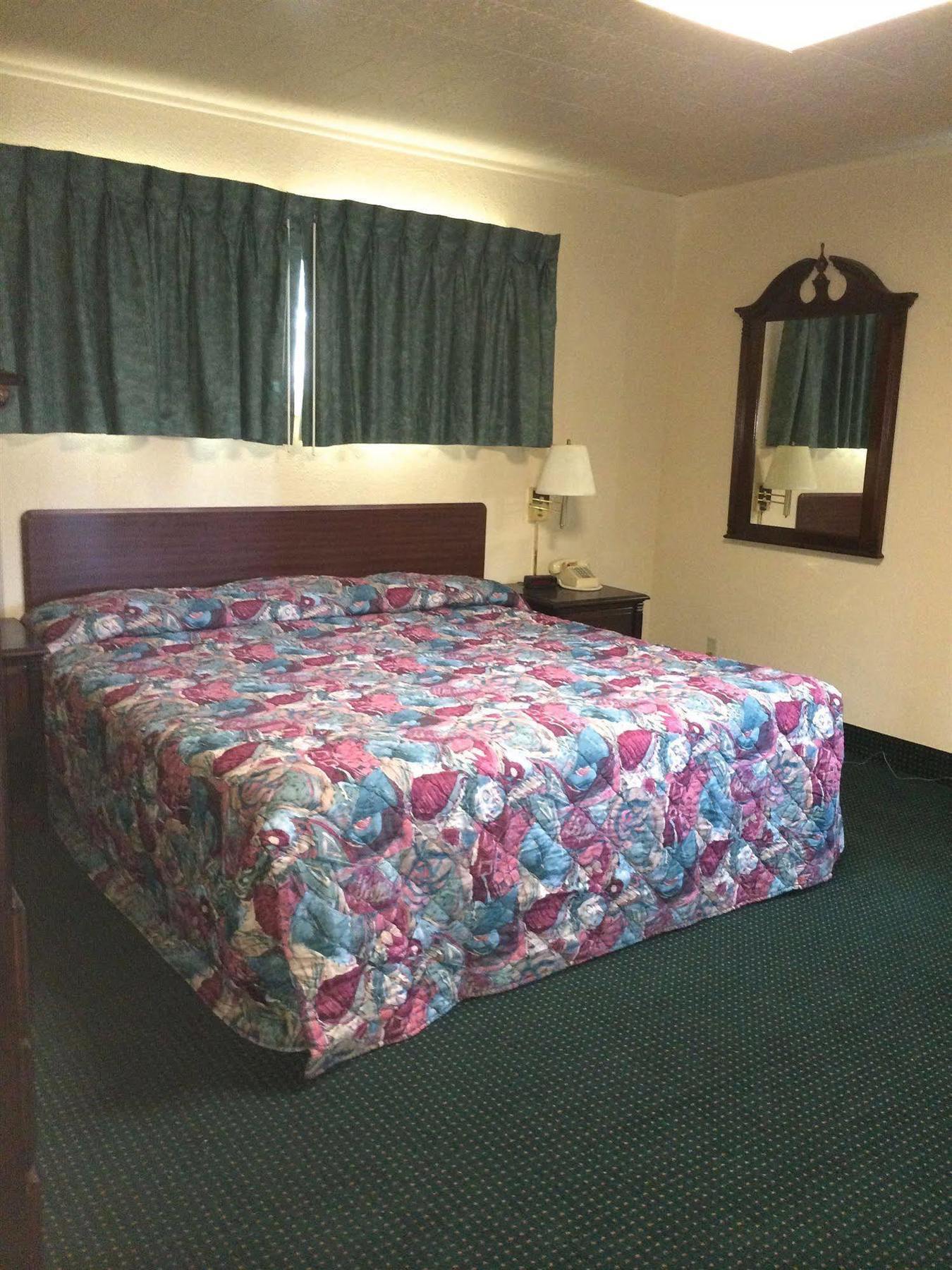 Rapids Inn & Suites Wisconsin Rapids Esterno foto